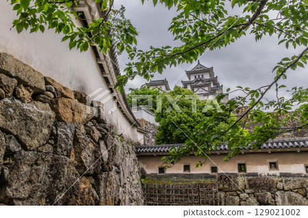 The beautiful castle walls and traditional Japanese architecture of Himeji Castle, a World Heritage Site The beautiful castle walls and traditional Japanese architecture of Himeji Castle, a World Heritage Site 129021002