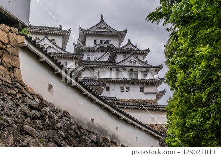 The beautiful castle walls and traditional Japanese architecture of Himeji Castle, a World Heritage Site 129021011