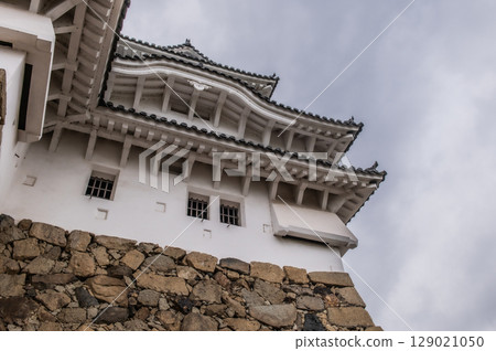 The beautiful castle walls and traditional Japanese architecture of Himeji Castle, a World Heritage Site 129021050