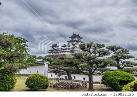The beautiful castle walls and traditional Japanese architecture of Himeji Castle, a World Heritage Site The beautiful castle walls and traditional Japanese architecture of Himeji Castle, a World Heritage Site 129021120