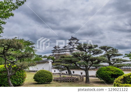 The beautiful castle walls and traditional Japanese architecture of Himeji Castle, a World Heritage Site 129021122