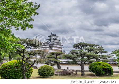 世界遺產姬路城美麗的城牆和傳統的日本建築 世界遺產姬路城美麗的城牆和傳統的日本建築 129021124