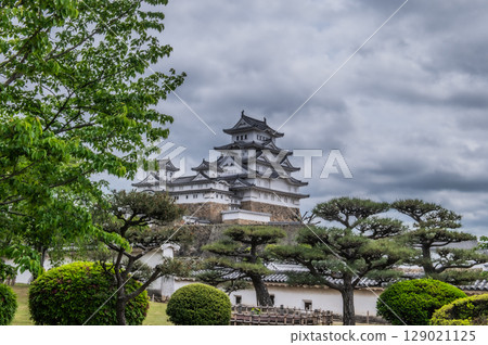 世界遺產姬路城美麗的城牆和傳統的日本建築 世界遺產姬路城美麗的城牆和傳統的日本建築 129021125