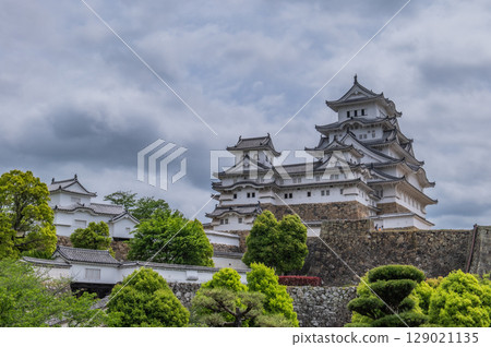 The beautiful castle walls and traditional Japanese architecture of Himeji Castle, a World Heritage Site 129021135