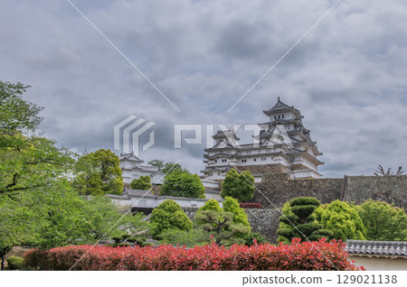 The beautiful castle walls and traditional Japanese architecture of Himeji Castle, a World Heritage Site The beautiful castle walls and traditional Japanese architecture of Himeji Castle, a World Heritage Site 129021138