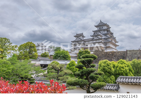 世界遺產姬路城美麗的城牆和傳統的日本建築 世界遺產姬路城美麗的城牆和傳統的日本建築 129021143