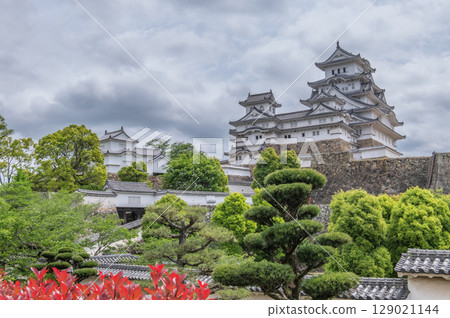 世界遺產姬路城美麗的城牆和傳統的日本建築 世界遺產姬路城美麗的城牆和傳統的日本建築 129021144