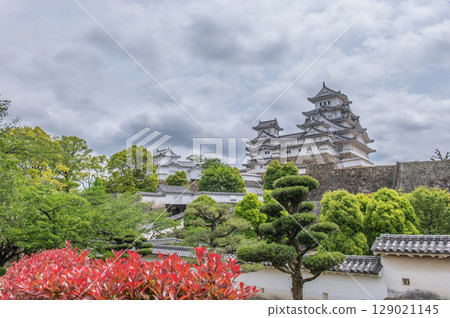 世界遺產姬路城美麗的城牆和傳統的日本建築 世界遺產姬路城美麗的城牆和傳統的日本建築 129021145