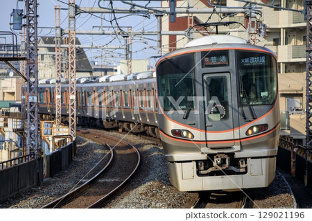 大阪環狀線寺田町站附近彎道行駛的323系列車 129021196