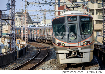 大阪環狀線寺田町站附近彎道行駛的323系列車 大阪環狀線寺田町站附近彎道行駛的323系列車 129021197