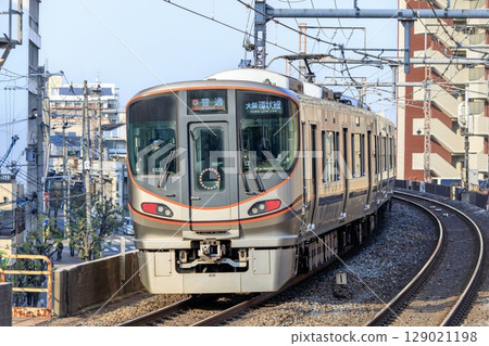 大阪環狀線寺田町站附近彎道行駛的323系列車 大阪環狀線寺田町站附近彎道行駛的323系列車 129021198
