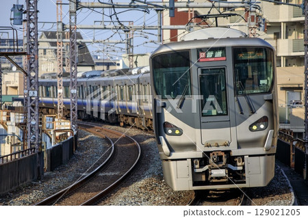 A 225 series train running on a curve near Teradacho Station on the Osaka Loop Line 129021205