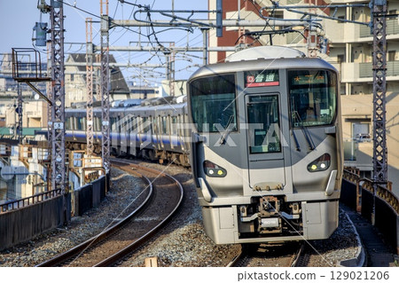 A 225 series train running on a curve near Teradacho Station on the Osaka Loop Line 129021206