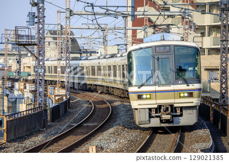 大阪環狀線寺田町站附近彎道行駛的221系列車 大阪環狀線寺田町站附近彎道行駛的221系列車 129021385
