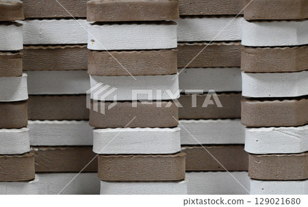 白色和棕色接縫墊圖案 129021680