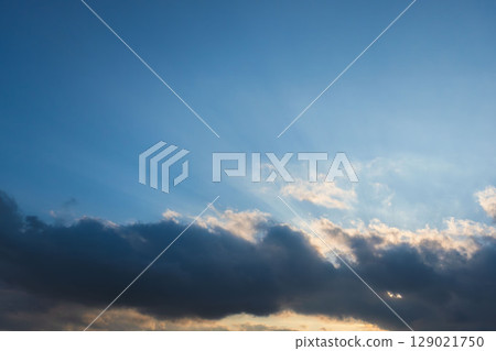 落日照亮了天空，卻躲在雲層後面 27 129021750