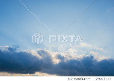 落日照亮了天空，卻躲在雲層後面 22 129021877