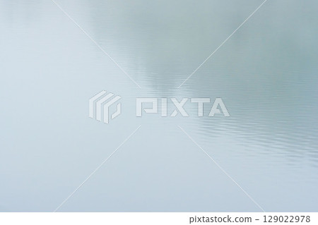 霧氣瀰漫的水面上倒映的樹木 01 霧氣瀰漫的水面上倒映的樹木 01 129022978