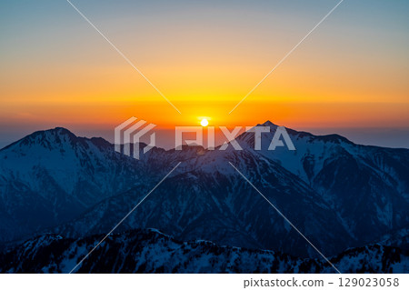 魔幻時刻:後立山山脈的鹿島槍山日出(別津山眺望)在剩餘的雪季攀登北阿爾卑斯山的立山和別津山 魔幻時刻:後立山山脈的鹿島槍山日出(別津山眺望)在剩餘的雪季攀登北阿爾卑斯山的立山和別津山 129023058