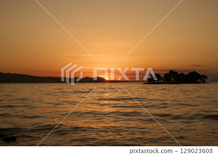 Evening view of Lake Shinji and Yomegashima Island 129023608