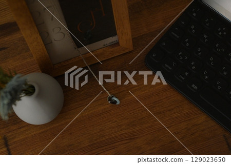 電腦鍵盤與室內植物 129023650