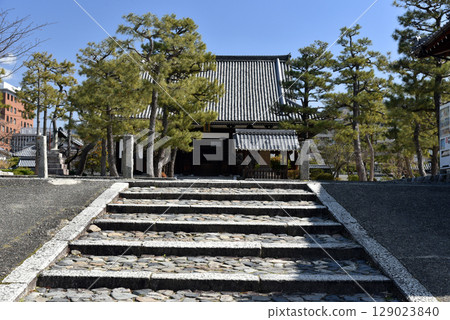 The main hall of Hyakumanben Chionji Temple stands out against the blue sky. The main hall of Hyakumanben Chionji Temple stands out against the blue sky. 129023840