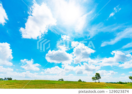 Blue sky, clouds, sun and grassland 129023874