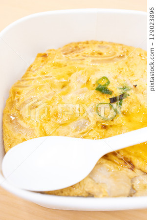 Delicious parent and child rice bowls 129023896