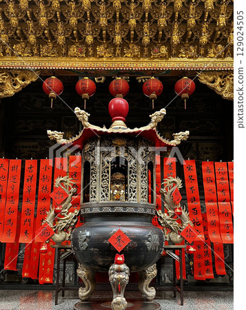寺廟的建築與春聯揮毫 寺廟的建築與春聯揮毫 129024505