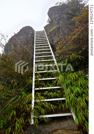 A rocky hiking trail with ladders at Onigatake in the Misaka Mountains 129024751