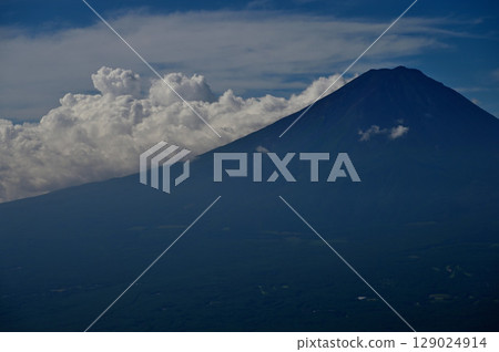 夏季，從禦坂山黑嶽天文台眺望雲霧繚繞的富士山 129024914
