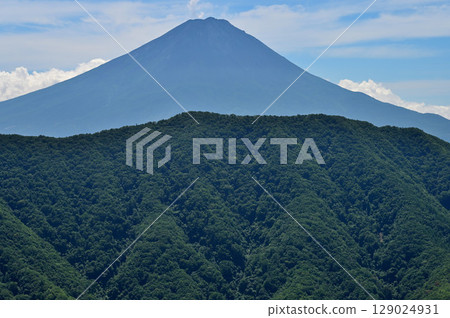 從禦坂山釋迦嶽山頂眺望：夏季的富士山與翠綠的山脊 129024931