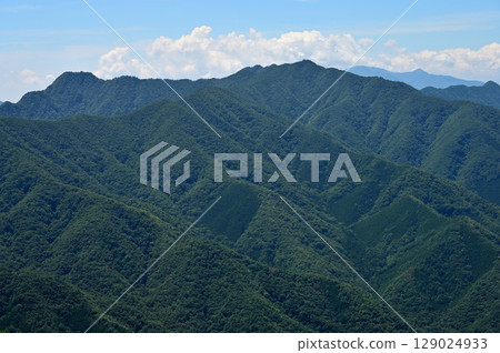 從禦坂山的釋迦嶽山頂眺望十二岳、鬼岳、雪岳、大岳 129024933