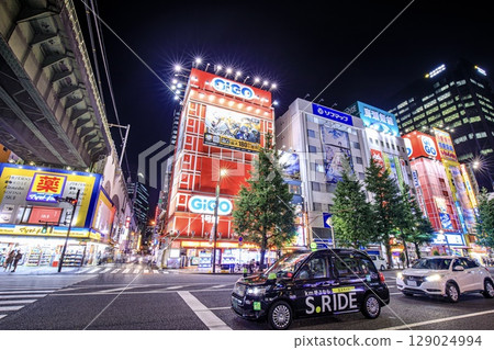 東京秋葉原電器街的夜景 東京秋葉原電器街的夜景 129024994