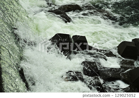 River flooding, rising water, overflowing, overflowing, heavy rain. 129025052