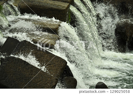 河水氾濫，水位上漲，水漫金山，暴雨傾盆。 129025058