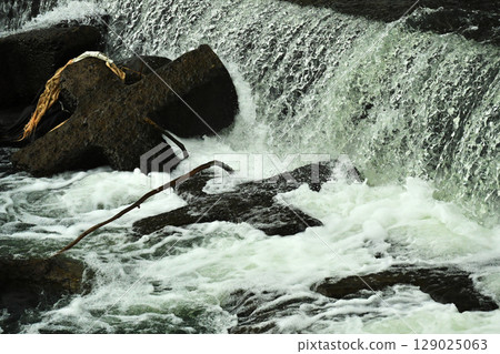 河水氾濫,水位上漲,水漫金山,暴雨傾盆。 河水氾濫,水位上漲,水漫金山,暴雨傾盆。 129025063