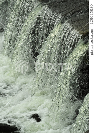 River flooding, rising water, overflowing, overflowing, heavy rain. 129025080