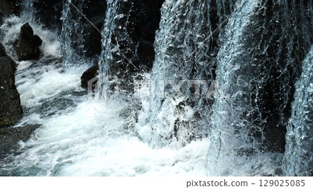 河水氾濫,水位上漲,水漫金山,暴雨傾盆。 河水氾濫,水位上漲,水漫金山,暴雨傾盆。 129025085