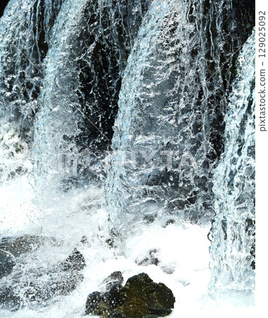 河水氾濫，水位上漲，水漫金山，暴雨傾盆。 129025092