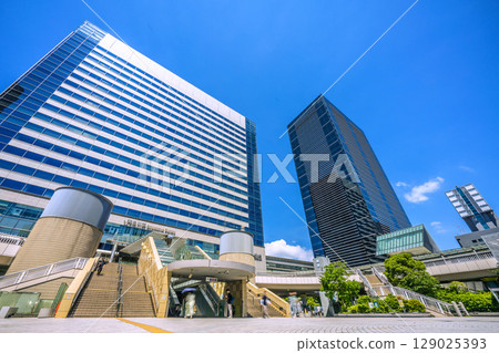 七月的東京城市景觀。品川站和辦公大樓的景色。 (26日) 七月的東京城市景觀。品川站和辦公大樓的景色。 (26日) 129025393