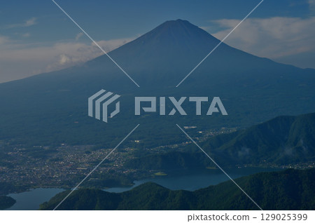 從禦坂山新堂峠富士山雙台第一層眺望富士山的夏日景色 從禦坂山新堂峠富士山雙台第一層眺望富士山的夏日景色 129025399