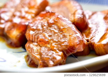 盤子裡盛著多汁的肉菜 盤子裡盛著多汁的肉菜 129025699