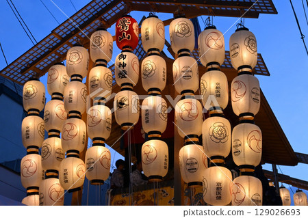 夏季傳統:京都祇園祭結束時的高山 夏季傳統:京都祇園祭結束時的高山 129026693