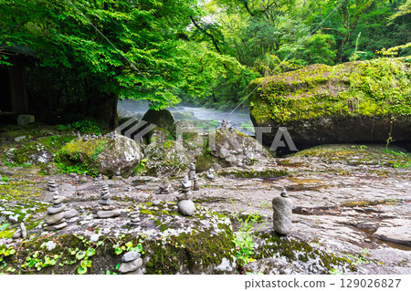 (Fresh greenery and forest bathing spot) Kikuchi Valley (Hara, Kikuchi City, Kumamoto Prefecture) - Spectacular seasonal views of the stream and lush forest 129026827