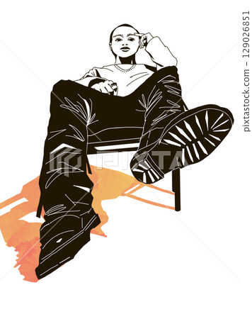 一位穿著休閒服的年輕人坐在椅子上，直視前方 129026851