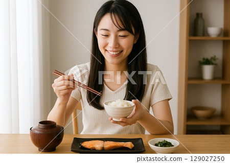 年輕的日本女性正在享用日式早餐 | 健康飲食 年輕的日本女性正在享用日式早餐 | 健康飲食 129027250