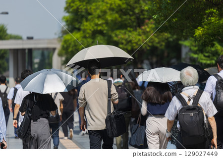 Back view of a man holding a parasol 129027449