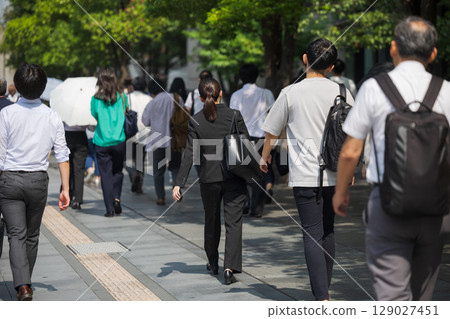 盛夏穿西裝上班的女人背影 盛夏穿西裝上班的女人背影 129027451