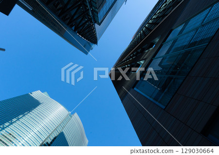 東京汐留大廈與汐留大廈之間的山谷仰視 東京汐留大廈與汐留大廈之間的山谷仰視 129030664
